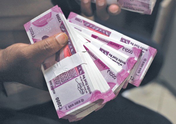 The Impact of Withdrawing 2000-Rupee Notes from Circulation in India